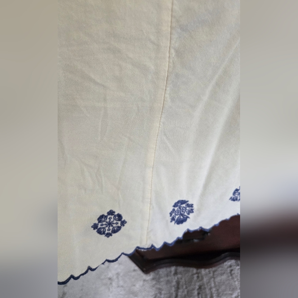 🌻Old Navy, Women's Cream and Blue Embroidered Top, Sz XL - Picture 4 of 5